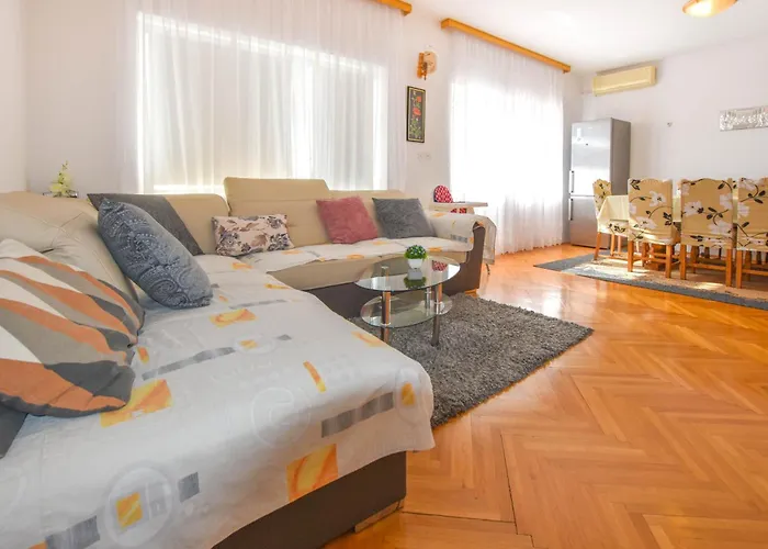 Feriehus House Rovana *